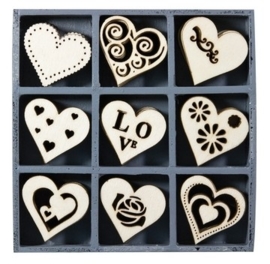 1852 1111- box met 45 stuks houten ornamentjes hartjes 10.5x10.5cm