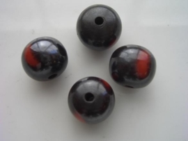 117465/4529- resin kraal 15mm zwart met rode vlekken