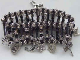 armband met veiligheids spelden