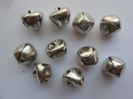 CH.055- 10 stuks kattebelletjes van 18x18mm staalkleur - SUPERLAGE PRIJS!