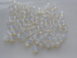 1336- ca. 98 stuks gemstone glaskralen van 4mm trans opaal wit