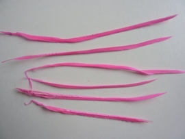 AM.305- 6 x biots veren van 15 tot 20cm lang en 0.5 tot 0.8cm breed  donker roze  AANBIEDING!