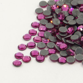 000624- 50 stuks hotfix crystal steentjes SS30 6.4mm ruby