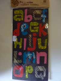 005829- 2 vellen met chipboard letters van ca.45cm hoog in bonte kleuren OPRUIMING