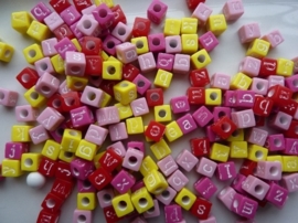 ca 200 stuks letterkralen mix roze/rood/geel vierkant 6mm - groot gat - SUPERLAGE PRIJS!