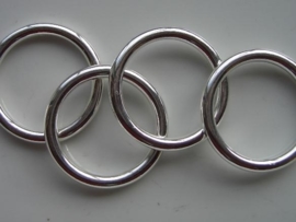 4AG10- licht metalen zilverplated ring met gaatje 37x4mm