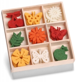 8001 208- 45 stuks vilten bloemetjes, vlinders en fruit van ca. 3cm in houten doosje