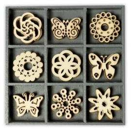 1852 1016- box met 45 stuks houten ornamentjes vlinder ornament 10.5x10.5cm