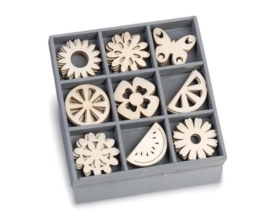 1852 1029- box met 45 stuks houten ornamentjes summergarden 10.5x10.5cm