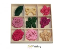 CE800400/0161- 45 stuks vilten rozen van ca. 3cm in houten doosje