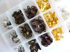 CH.pm0034 - vakkendoos met 5 kleuren kralenkapjes van ca. 18 mm.
