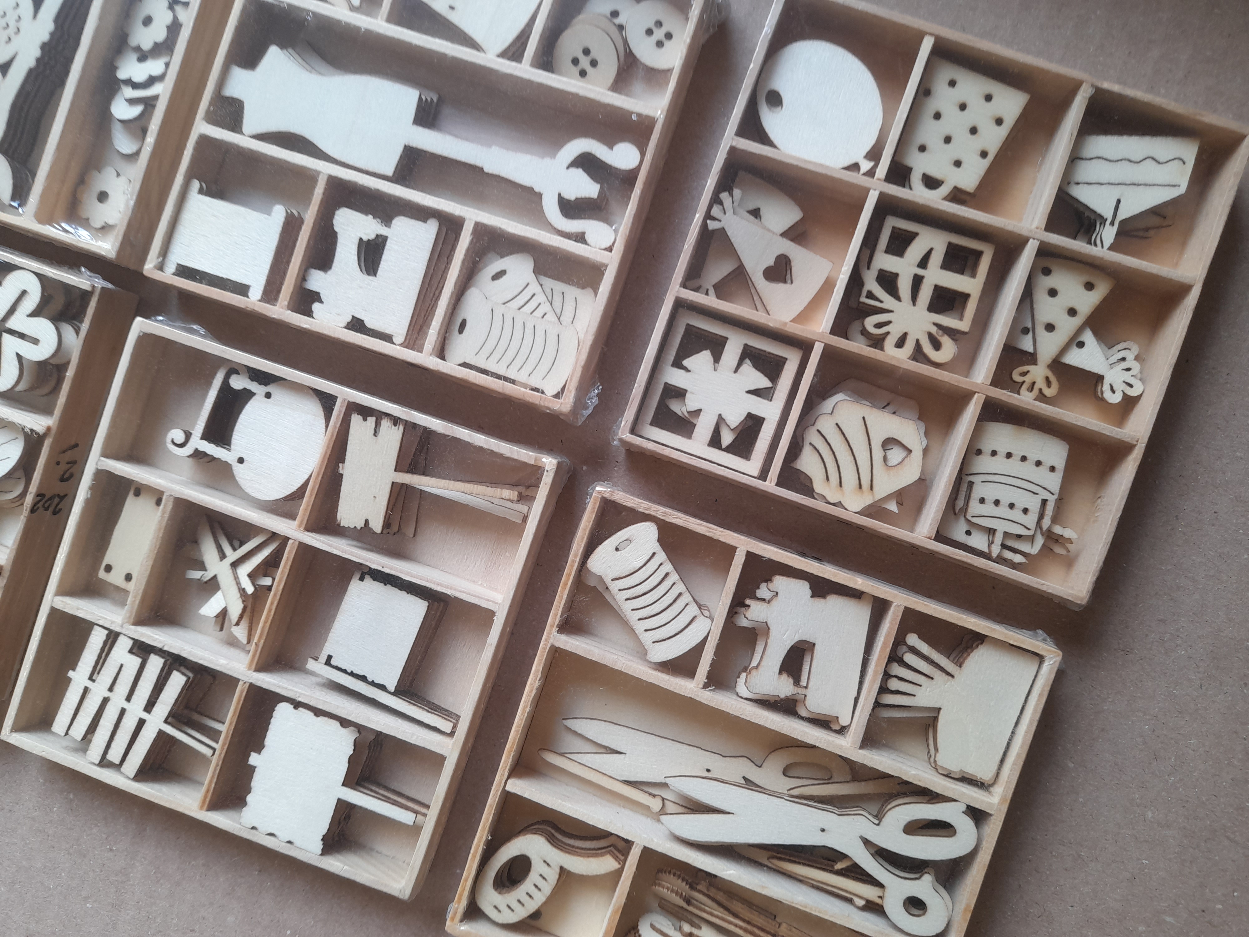 OPRUIMING 6 houten doosjes met 45 stuks houten figuren no 2