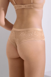 Evelyn string in sweet almond