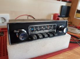 12 volt FM autoradio met zwart chrome frontje en draaiknoppen