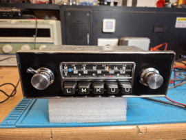12 volt FM autoradio met zwart chrome frontje en draaiknoppen