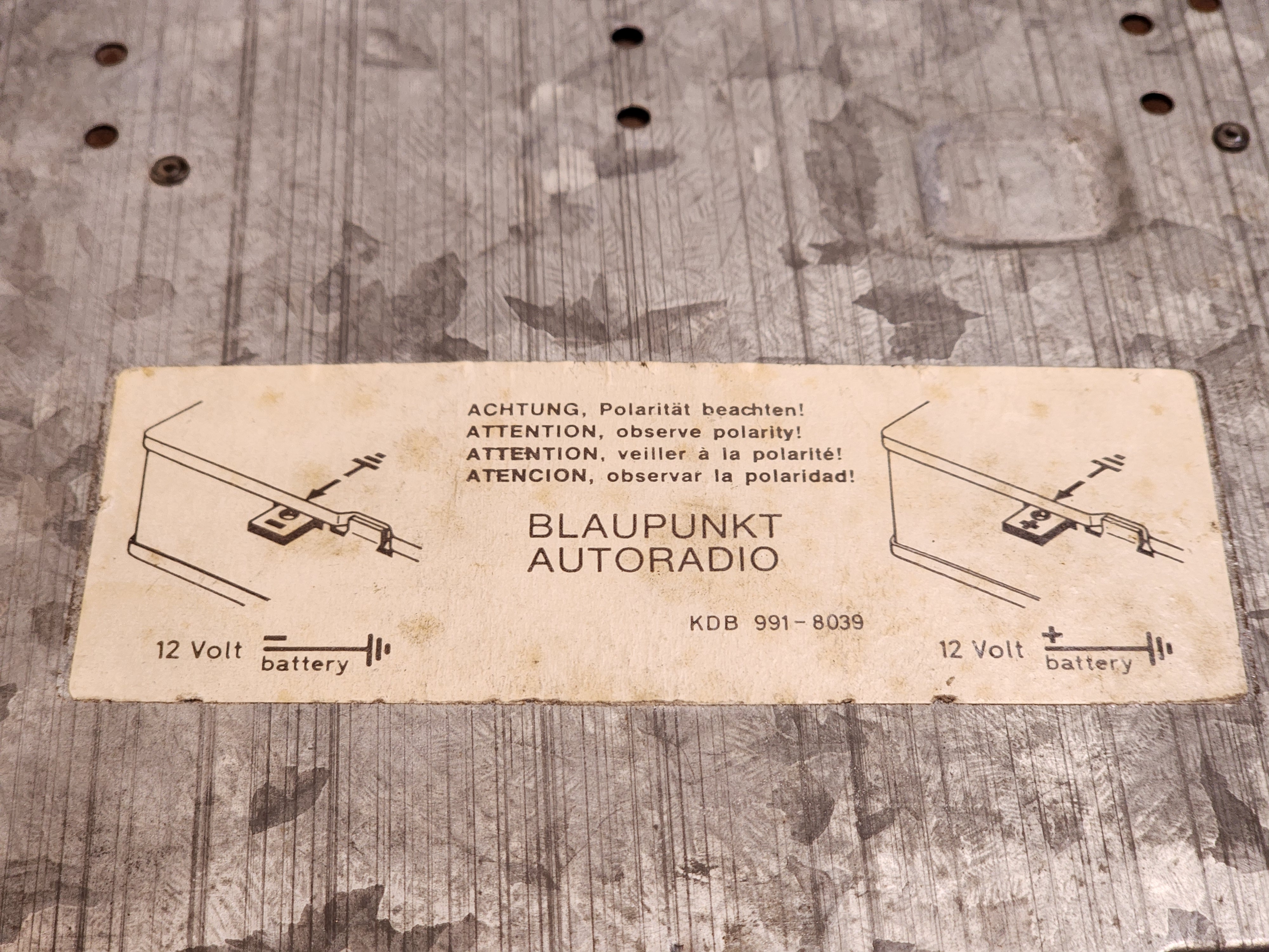 Blaupunkt FM radio met omzetbare polariteit voor Engelse klassieker