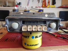 Blaupunkt Hamburg autoradio eind 50er jaren met Kever de luxe frontje (opschrift Blaupunkt)