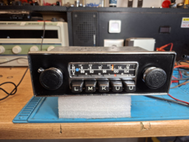 12 volt FM autoradio met zwart chrome frontje en draaiknoppen