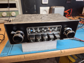 12 volt FM autoradio met zwart chrome frontje en draaiknoppen