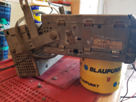 Blaupunkt Hamburg autoradio eind 50er jaren met Kever de luxe frontje (opschrift Blaupunkt)