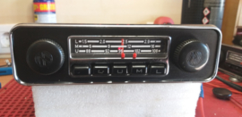 VW radio Emden met rond VW frontje (voor zwart foam dashboard) en VW draaiknoppen