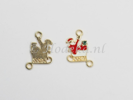 KBD18a  6 x  Kerstbedel Kerstman op slee 21 x 12 mm