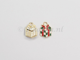 KBD38  1 x  Kerstbedel Cadeautje 14 x 10 mm