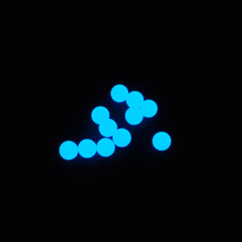 KGD07  1 x  Glow in the dark edelsteen Blauw met rijggat 8mm