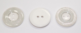 KNO02a  5 x prachtige witte knoop met een rand van parelmoer ca. 30 mm