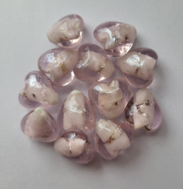 *GKO16   4 x Glaskraal Hartje Roze, Wit en Zilver  ca. 15mm