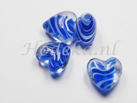 GKO13   4 x Glaskraal Hartje Blauw met Wit  ca. 15mm