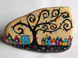 HPS04 Hand painted Happy stone by Hodeka.nl Boom met huisjes