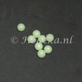 KGD06  1 x  Glow in the dark edelsteen Groen 8mm zonder rijggat