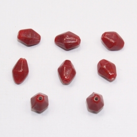 GKB08a   100 x Glaskraal Ruit Rood ca.11 x 8mm