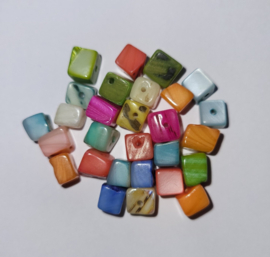 *SCH16  16 x Schelp vierkantjes Kleuren mix