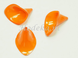 BVE98   3 x Aronskelk (bloem) Oranje glans 17x25mm