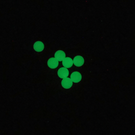 KGD06  1 x  Glow in the dark edelsteen Groen 8mm zonder rijggat