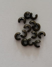 BHV08   18 x knijpkraalverberger Heel donker Brons ca. 4 x 2mm