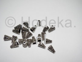 BKK16   8 x  Metalen kralenkapjes  ca. 10 x 7 mm