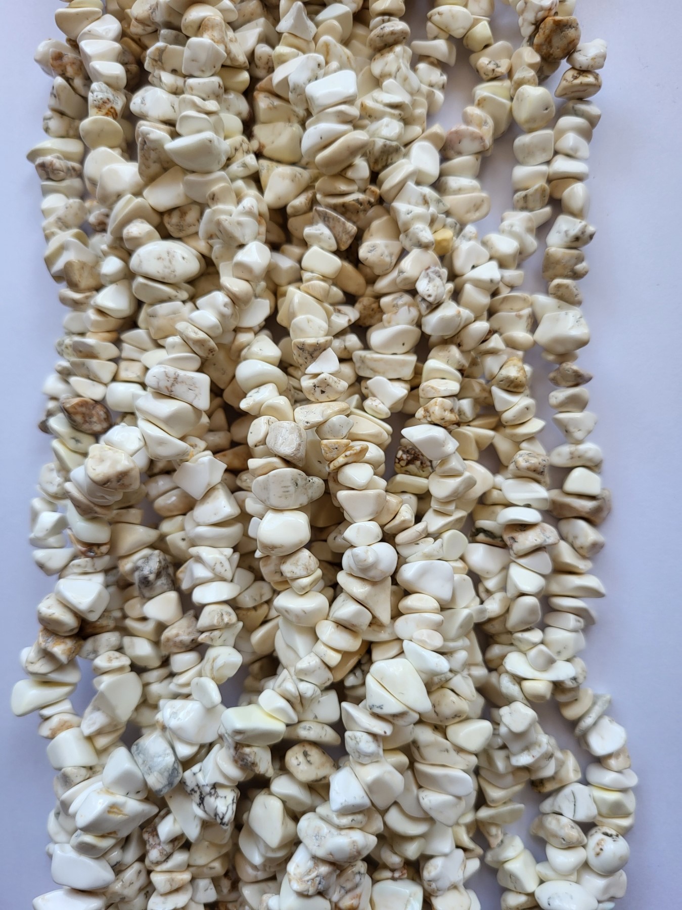 *NST28a   1 streng ca. 80 cm. natuursteen *Witte Magnesiet* top Kwaliteit