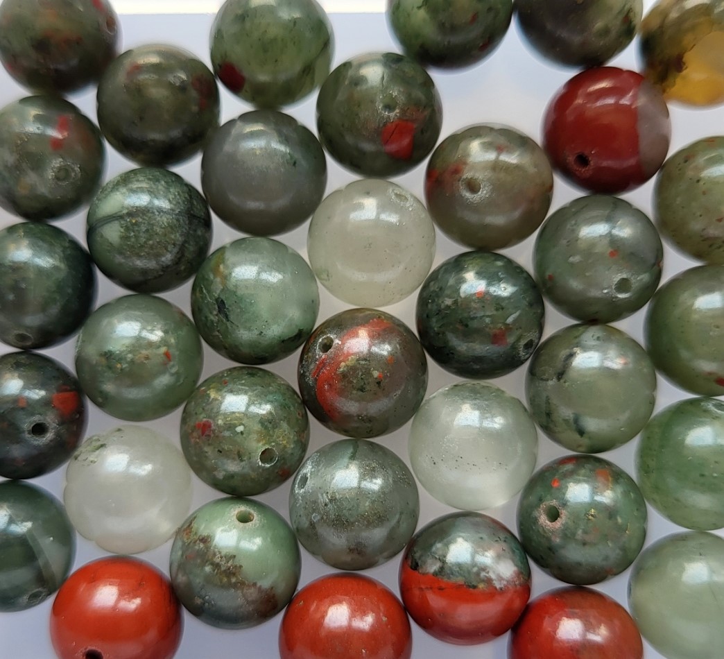 *NSR10/14   5 x natuurstenen kraal *Afrikaanse Bloedsteen* rond 10mm