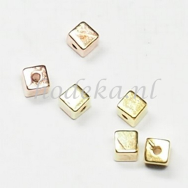 MTL86   14 x Metalen kraal  Vierkant  4 mm Goud mix