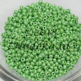 Opr. van CRP10/78a  50 gram Preciosa Rocailles 10/0 Licht Groen met een prachtige glans