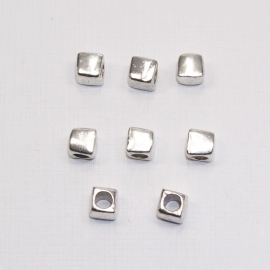 MTL04   8 x  metalen kraal Vierkant  ca. 6.5mm Antiek Zilver