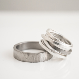 titanium en zilveren wikkel trouwringen