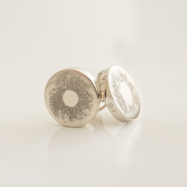 cufflinks with iris engravement