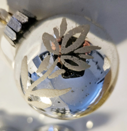 Vintage zilveren kerstbal met dcoratie