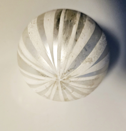Vintage zilveren kerstbal met strepen