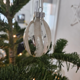 Vintage kerstbal, gedraaid met zilver en sneeuw
