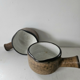 Meindert Zaalberg Klei & Vuur | sauskom met handgreep